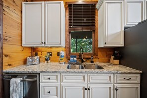 Kabin, Beberapa Tempat Tidur, hot tub, pemandangan gunung (Cranberry View Lodge) | Dapur pribadi | Mesin pembuat kopi/teh