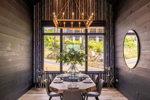 Ferienhaus, Mehrere Betten, Whirlpool, Bergblick (Bucks and Bunnies at Eagles Nest) | Speisen