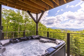 Ferienhaus, Mehrere Betten, Whirlpool, Bergblick (Bucks and Bunnies at Eagles Nest) | Außen-Whirlpool