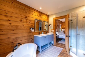 Designer toiletries, towels, toilet paper - Mountain Range Retreat (Vilas)