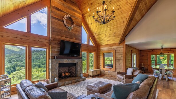 Huis, meerdere bedden, patio, uitzicht op bergen (Mountain Range Retreat) | Woonruimte | Een open haard