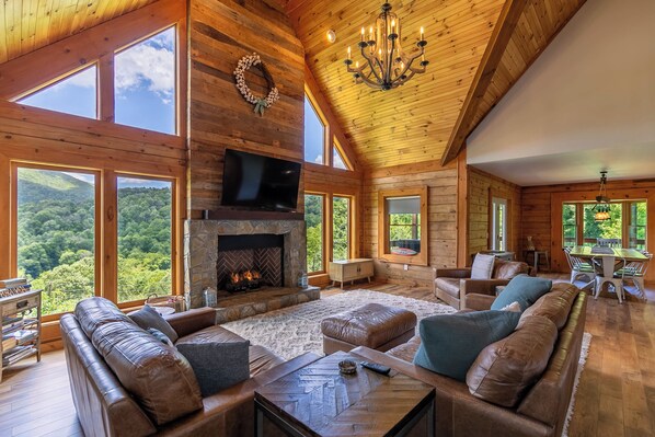 獨棟房屋, 多張床, 庭院, 山景 (Mountain Range Retreat) | 起居區 | 壁爐