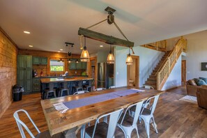 Hus - flera sängar - uteplats - utsikt mot bergen (Mountain Range Retreat) | Interiör