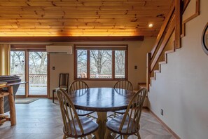 Stuga - flera sängar - bubbelpool - utsikt mot bergen (Creekside on Sugar) | Matservice på rummet