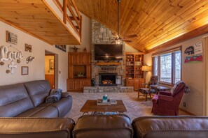 Stuga - flera sängar - bubbelpool - utsikt mot bergen (Creekside on Sugar) | Vardagsrum | Eldstad