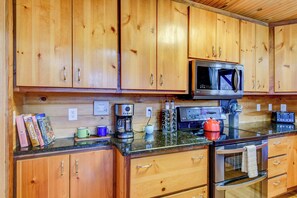 Rumah, Beberapa Tempat Tidur, hot tub, pemandangan gunung (Misty Mornings Escape) | Dapur pribadi | Mesin pembuat kopi/teh