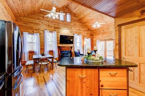 Casa, várias camas, banheira de imersão, vista para a montanha (Misty Mornings Escape) | Parte interna