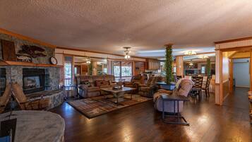 Nhà, nhiều giường, bồn tắm nước nóng, quang cảnh núi (Eagles Rest) | Khu phòng khách