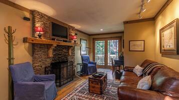 House, 1 King Bed, Hot Tub, Mountain View (Monkey Business) | Living area