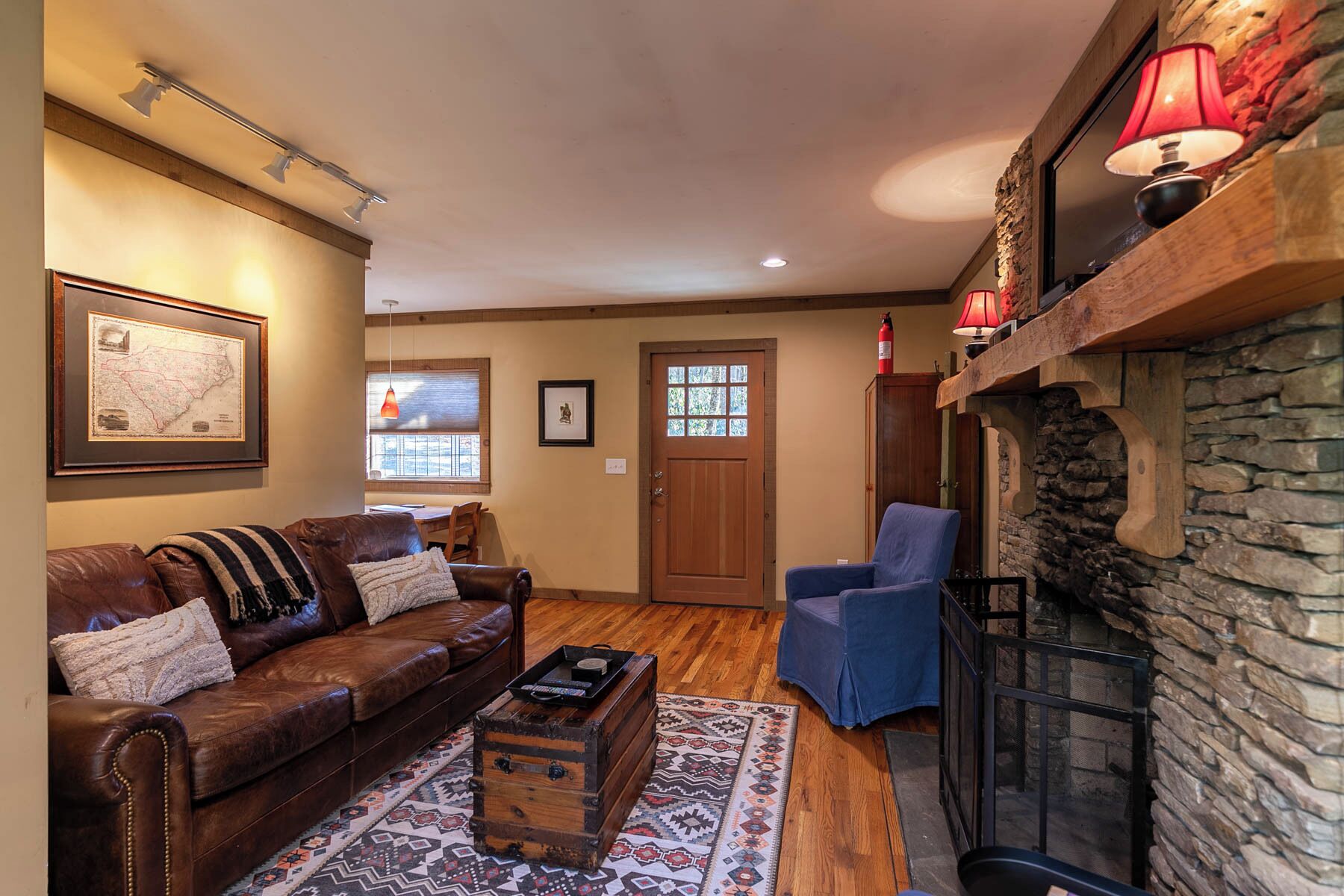 House, 1 King Bed, Hot Tub, Mountain View (Monkey Business) | Living area