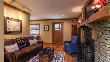House, 1 King Bed, Hot Tub, Mountain View (Monkey Business) | Living area