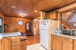 Ferienhütte, Mehrere Betten, Whirlpool, Bergblick (Meagan's Loft) | Innenbereich