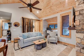 Hus, flere senger, terrasse, fjellutsikt (Banner Bear) | Oppholdsområde | Peis