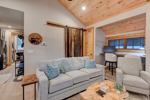 Hus, flere senger, terrasse, fjellutsikt (Banner Bear) | Oppholdsområde | Peis