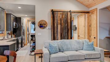 Rumah, Beberapa Tempat Tidur, patio, pemandangan gunung (Banner Bear) | Area keluarga | Perapian