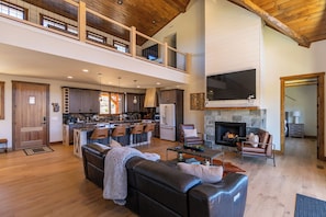 Living area - Mountain Time Lodge at Eagles Nest (Banner Elk)