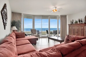 Tv och ett bordtennisbord