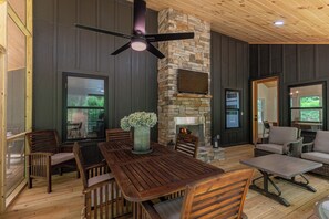 Hus - flera sängar - uteplats - utsikt mot bergen (Golden Pines at Linville Falls) | Restaurang utomhus