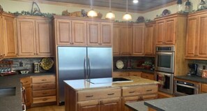 Casa, varias camas, patio, vistas a la montaña (Headwaters Hideaway) | Cocina privada | Cafetera o tetera