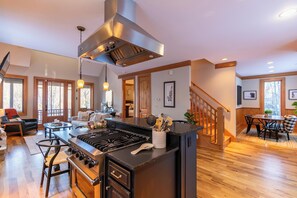 Ferienhaus, Mehrere Betten, Terrasse, Bergblick (Headwaters Hideaway) | Innenbereich