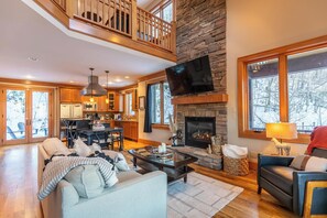 Ferienhaus, Mehrere Betten, Terrasse, Bergblick (Headwaters Hideaway) | Wohnbereich | Kamin