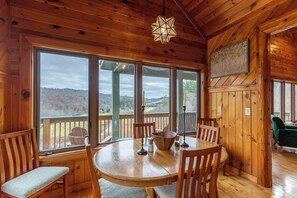كابينة - عدة أسرّة - بمغطس ساخن - منظر للجبل (River View Retreat) | تناول الطعام