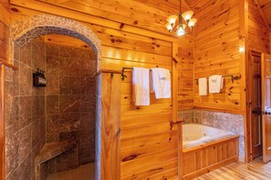كابينة - عدة أسرّة - بمغطس ساخن - منظر للجبل (River View Retreat) | حمام | مستلزمات فاخرة للعناية الشخصية، مناشف، ورق حمّام