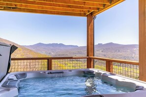Maison, plusieurs lits, bain à remous, vue montagne (Bear Haven Hideaway at Eagles Nest) | Bain à remous extérieur