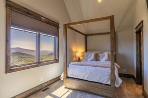 Hus - flera sängar - bubbelpool - utsikt mot bergen (Bear Haven Hideaway at Eagles Nest) | 4 sovrum, individuell inredning, unika möbler och sängkläder