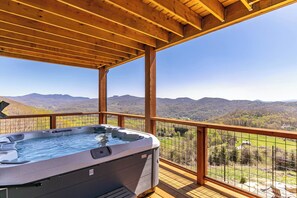 Hus - flera sängar - bubbelpool - utsikt mot bergen (Bear Haven Hideaway at Eagles Nest) | Bubbelpool utomhus