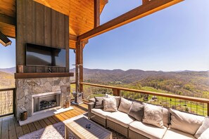 Ferienhaus, Mehrere Betten, Whirlpool, Bergblick (Bear Haven Hideaway at Eagles Nest) | Unterkunftsgelände