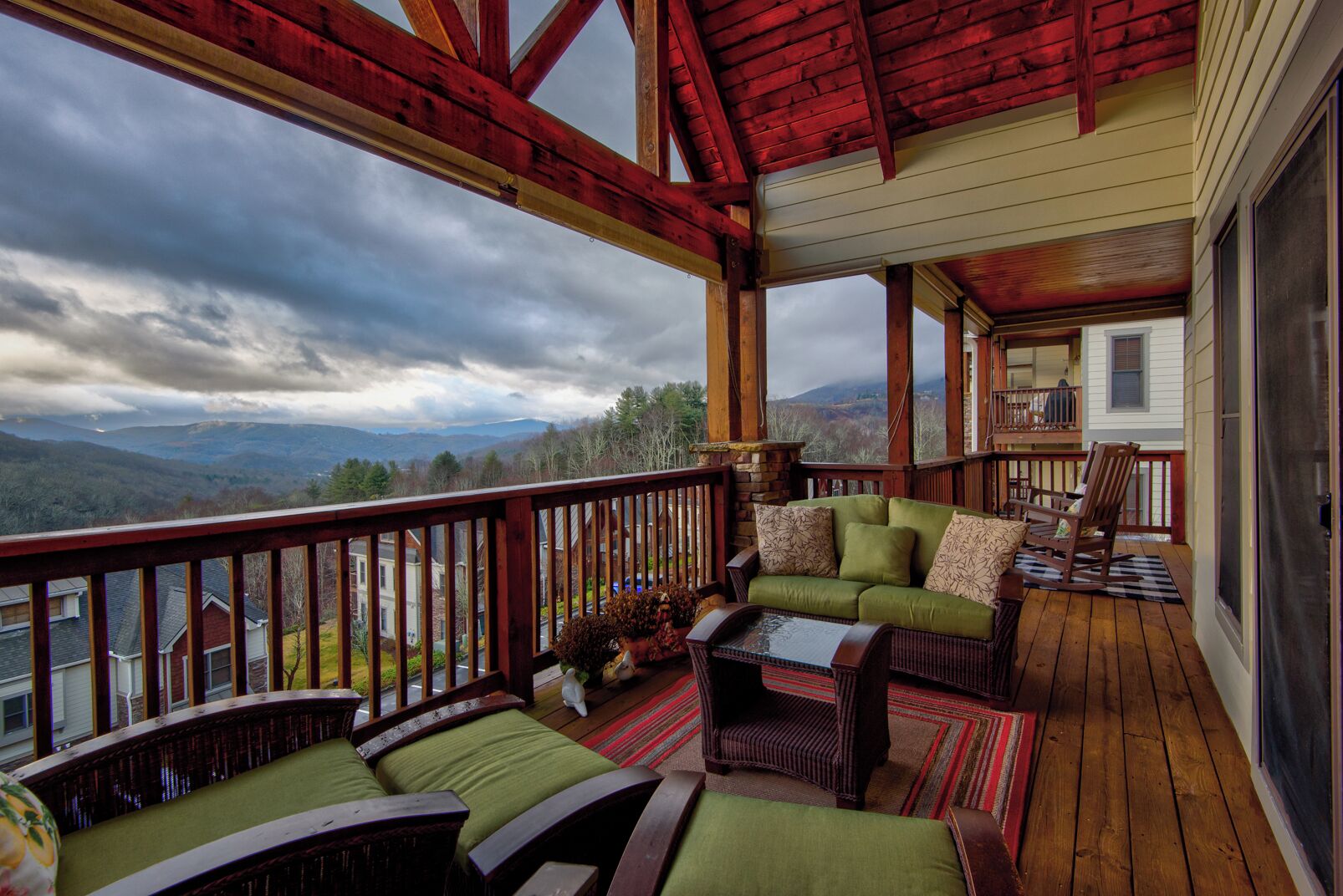 Nhà, nhiều giường, sân hiên, quang cảnh núi (Delightful Views at Elkmont) | Ban công
