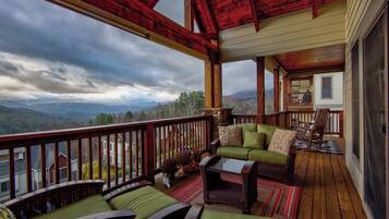 Nhà, nhiều giường, sân hiên, quang cảnh núi (Delightful Views at Elkmont) | Ban công