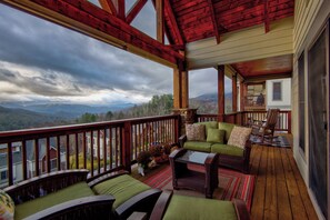 Maison, plusieurs lits, patio, vue montagne (Delightful Views at Elkmont) | Balcon
