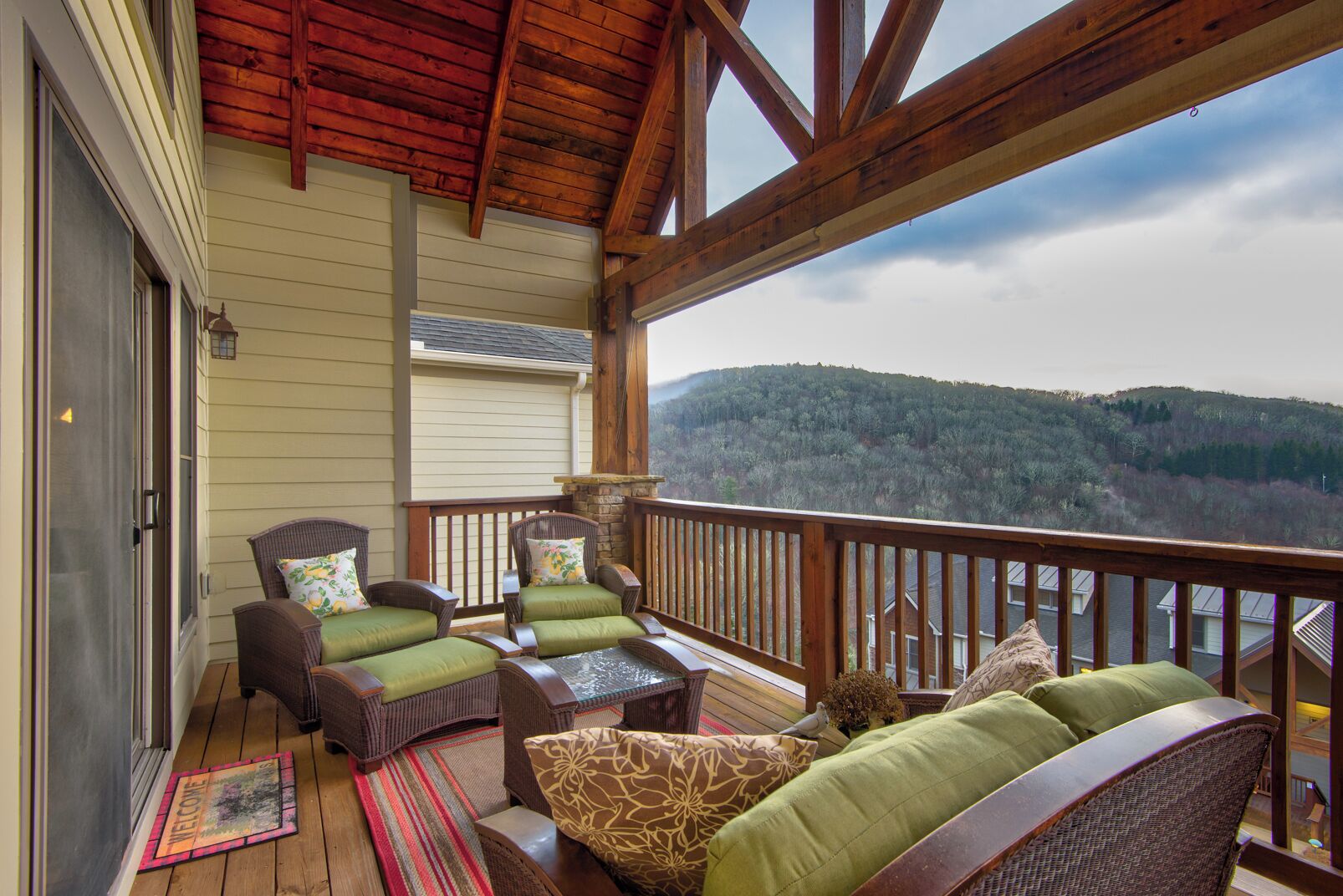 Nhà, nhiều giường, sân hiên, quang cảnh núi (Delightful Views at Elkmont) | Ban công