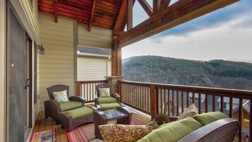 Nhà, nhiều giường, sân hiên, quang cảnh núi (Delightful Views at Elkmont) | Ban công