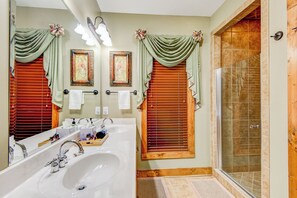 House, Multiple Beds, Patio, Mountain View (Delightful Views at Elkmont) | Bathroom - Delightful Views at The Lodges at Elkmont (Banner Elk)