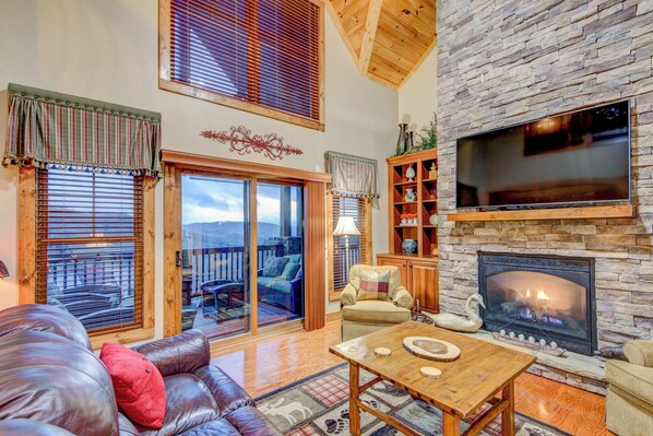 하우스, 침대(여러 개), 파티오, 산 전망 (Delightful Views at Elkmont) | 거실 공간 | 벽난로