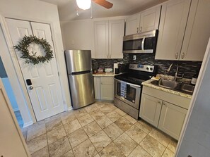 Kylskåp, mikrovågsugn, ugn och spishäll