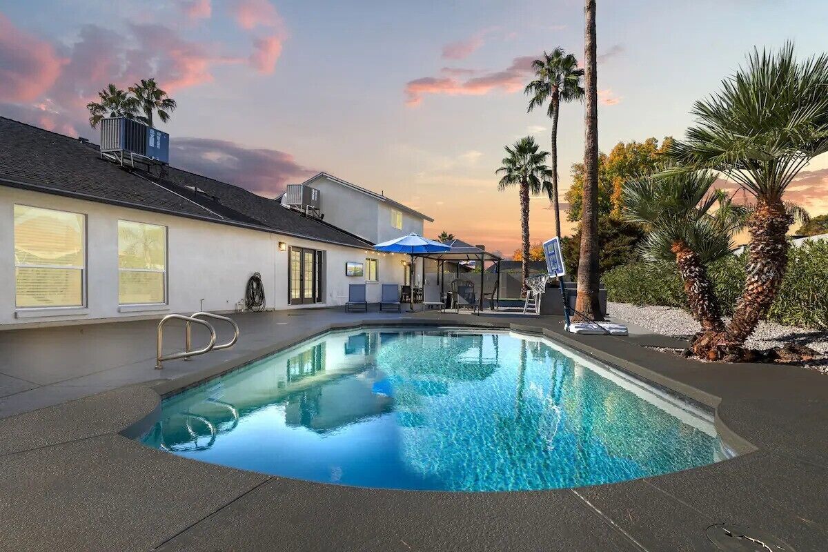 Modern Farmhouse Retreat: 5BR Home with Pool, Spa, and Games near Kierland Commons!