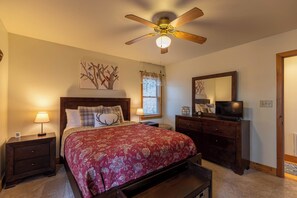 3 bedrooms, individually decorated, individually furnished, bed sheets - Bluestone Hollow (Banner Elk)