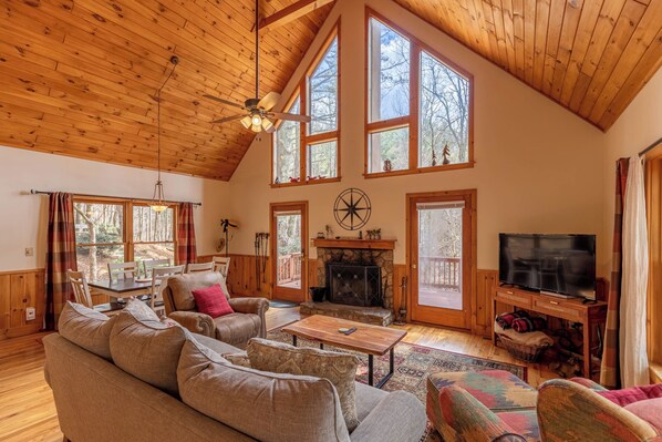 Casa, varias camas, patio, vistas a la montaña (Bluestone Hollow) | Zona de estar | Una chimenea