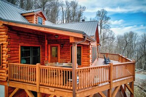 Outdoor dining - High Time Cabin (Banner Elk)