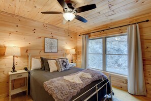 3 bedrooms, individually decorated, individually furnished, bed sheets - High Time Cabin (Banner Elk)