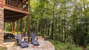 Outdoor dining - Bearadise at Blue Ridge (West Jefferson)
