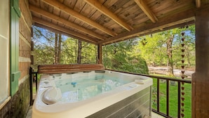 Outdoor spa tub - Bridgepoint Cabin (Vilas)