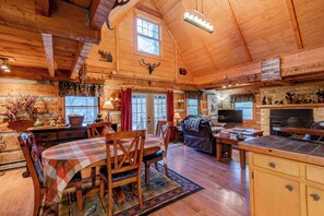 Dining - Bridgepoint Cabin (Vilas)