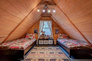 2 bedrooms, individually decorated, individually furnished, bed sheets - Bridgepoint Cabin (Vilas)
