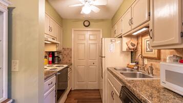 Condo, 2 Katil Ratu (Queen), Patio, Mountain View (Bear Pause) | Dapur peribadi | Pembancuh kopi/teh