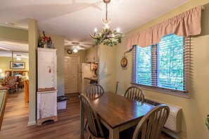 Dining - Bear Pause (Blowing Rock)